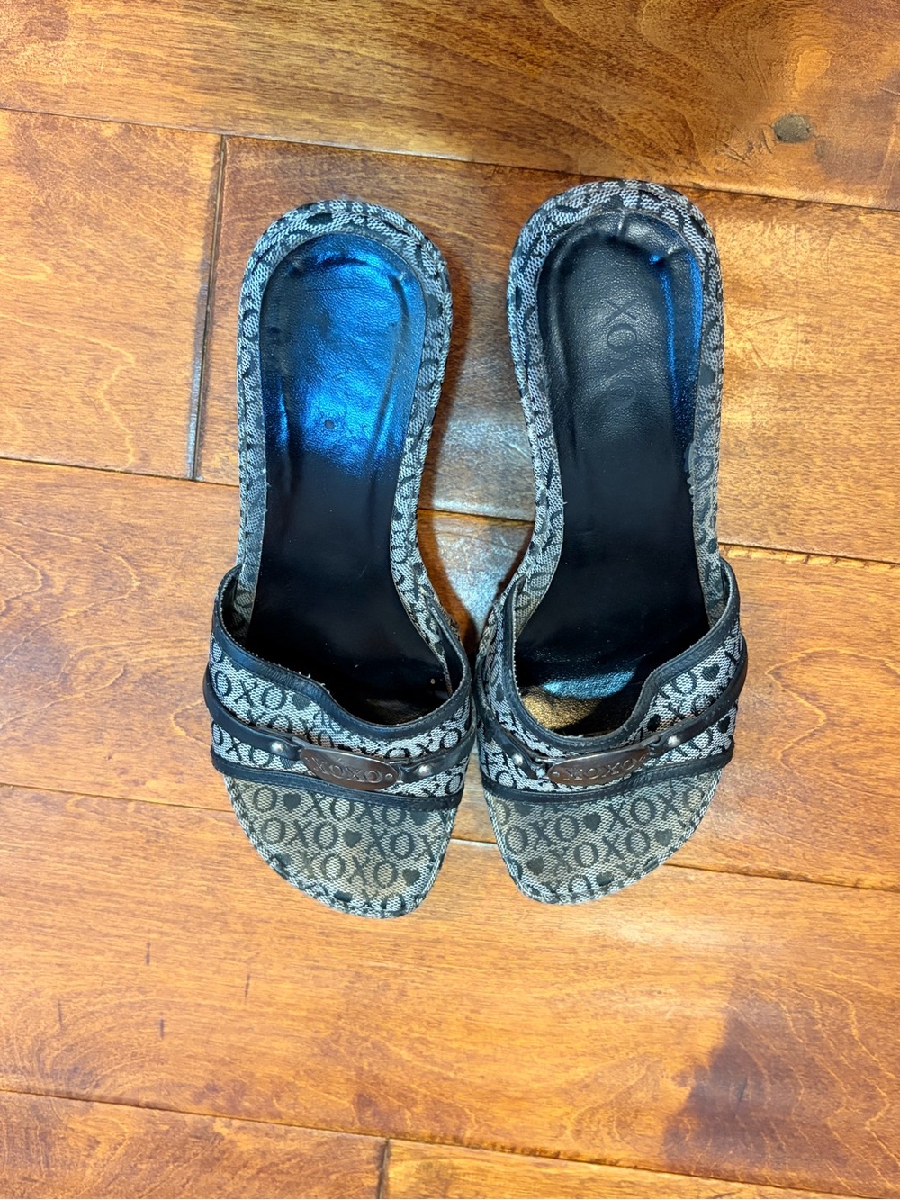 XOXO Patterned Black and Gray Wedge Slide Sandals